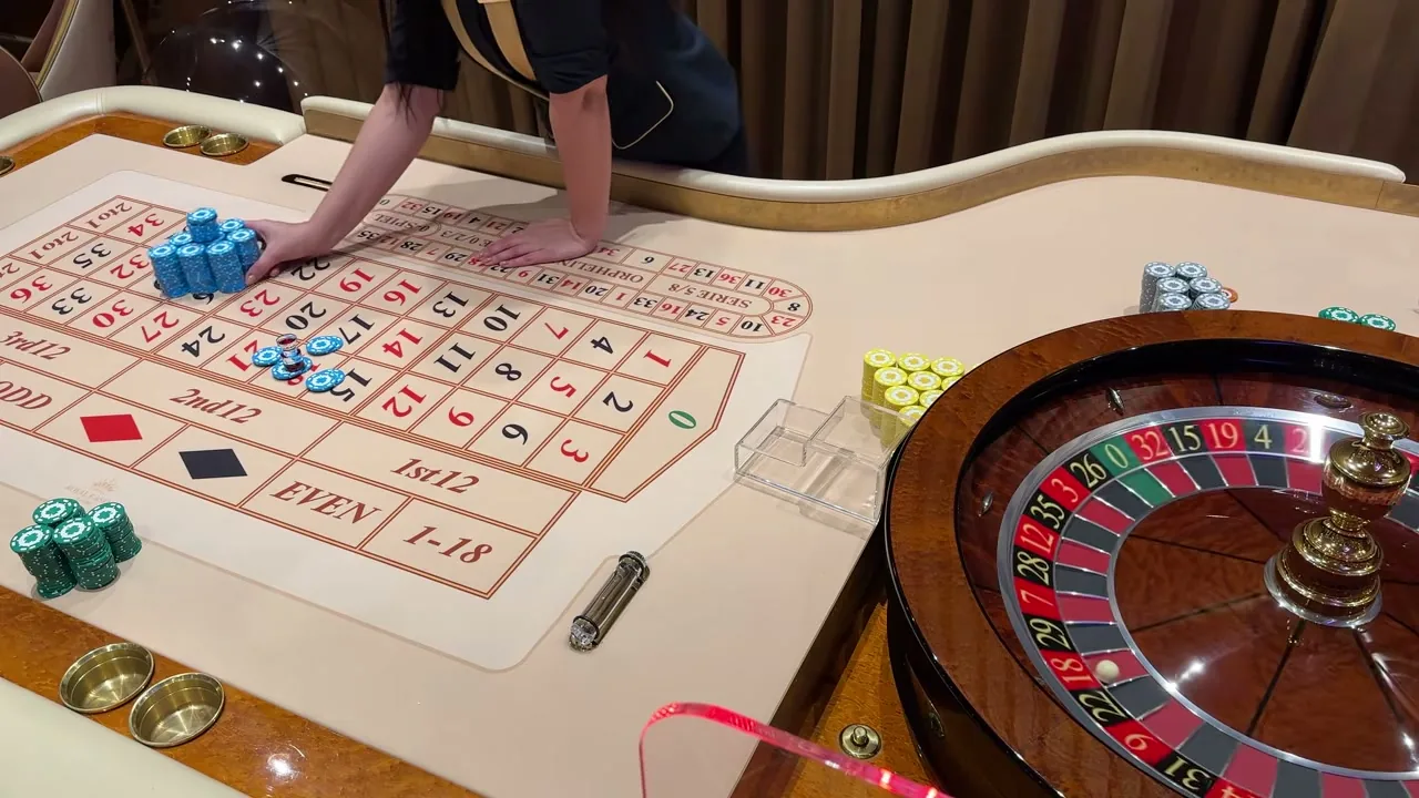 Rueda de ruleta europea con un solo cero durante el giro