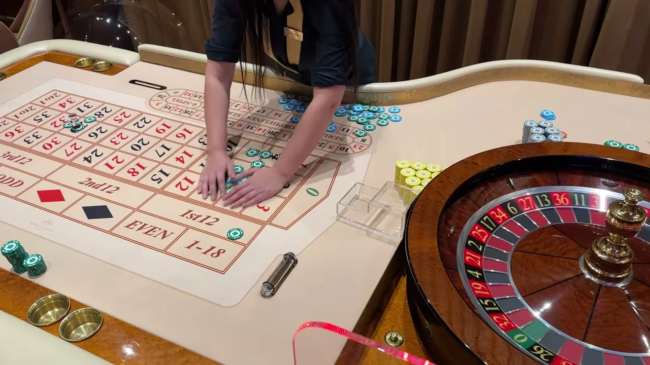 Tapete de ruleta con apuestas de azar simple a rojo y negro