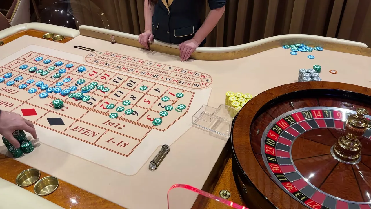 Fichas de distintos valores repartidas sobre una mesa de ruleta